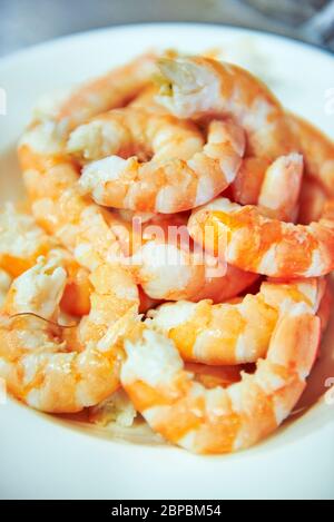 Primo piano gamberi di tigre cucinati pronti per mangiare Foto Stock