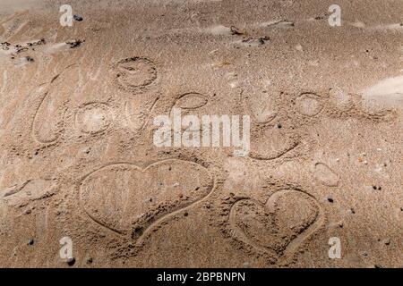 amore che avete scritto a mano in sabbia su una spiaggia. Foto Stock