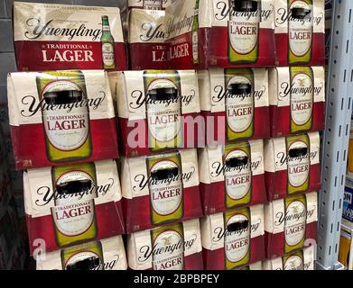 Orlando, FL/USA-5/15/20: Casse di bottiglie di Yuengling Lager tradizionale in un negozio di alimentari in attesa di acquisto da parte dei clienti. Foto Stock