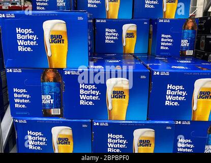 Orlando, FL/USA-5/15/20: Casse di bottiglie di birra leggera Bud in un negozio di alimentari in attesa di acquisto da parte dei clienti. BUD Light è un prodotto americano Foto Stock