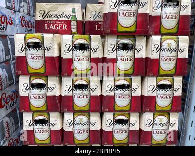 Orlando, FL/USA-5/15/20: Casse di bottiglie di Yuengling Lager tradizionale in un negozio di alimentari in attesa di acquisto da parte dei clienti. Foto Stock