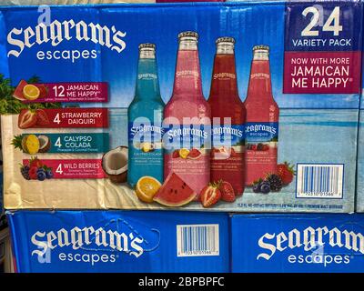 Orlando, FL/USA-5/15/20: Casse di bottiglie o di condizionatori per vino Seagrams presso un negozio di alimentari Sams Club in attesa di acquisto da parte dei clienti. Foto Stock