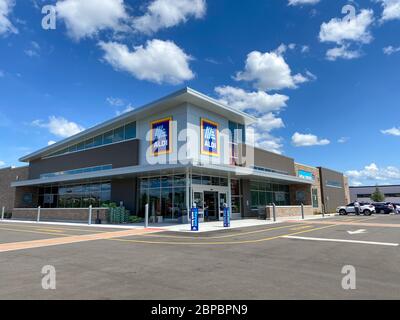 Orlando, FL/USA-5/17/20: L'esterno di una nuova Aldi sul Lago Nona, Orlando, Florida. Foto Stock