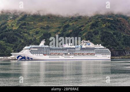 Una nave da crociera attraccata al porticciolo e al terminal delle navi di Whittier sul canale Passage a Prince William Sound, Whittier, Alaska. Foto Stock