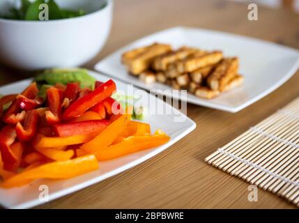 Ingredienti di sushi vegano sui piatti Foto Stock