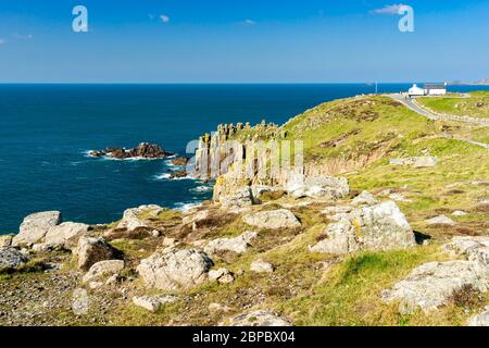 Paesaggi costieri e le scogliere drammatiche a Lands End Cornwall Inghilterra UK Europa Foto Stock