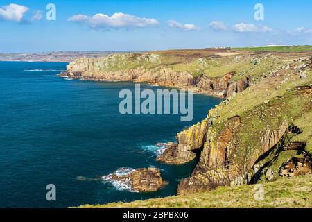 Paesaggi costieri e le scogliere drammatiche a Lands End Cornwall Inghilterra UK Europa Foto Stock