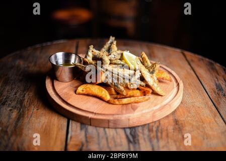 Pesce fritto e patate croccanti Foto Stock