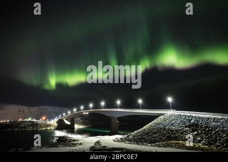 Ho aspettato ore a -10 per catturare questo colpo dell'aurora boreale sui ponti di Fredvang. Infine, a 01.00 ho catturato questo bellissimo display. Foto Stock