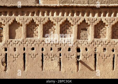 Il tradizionale villaggio di Tamnougalt, costruito nel fango, in un'oasi ricoperta di palme nella valle del Draa, nel sud del Marocco Foto Stock