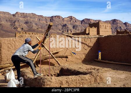 Ristrutturazione della kasbah vernacolare, fatta di terra nel villaggio di Tamnougalt nella valle di Draa nel Marocco meridionale Foto Stock