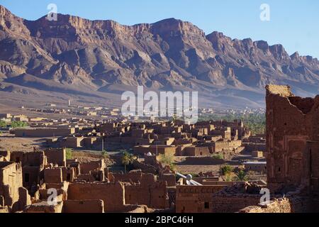 Il tradizionale villaggio di Tamnougalt, costruito nel fango, in un'oasi ricoperta di palme nella valle del Draa, nel sud del Marocco Foto Stock