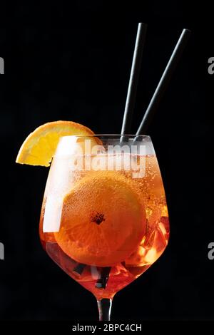 Classico cocktail di aperol Spritz in vetro su nero, primo piano Foto Stock