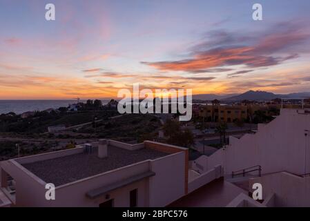 Vista del Mediterraneo da una comunità di affitto a Isla Plana, Murcia, Costa Calida, Spagna, Europa. Vista verso Puerto de Mazarron al tramonto Foto Stock