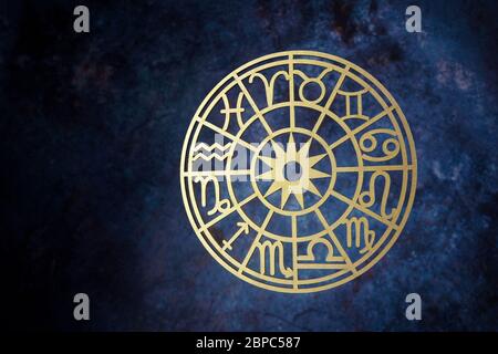 Lo zodiaco firma il cerchio dell'oroscopo su sfondo scuro. Astrologia di base. Foto Stock