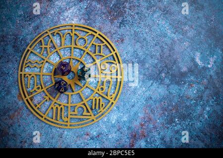 Lo zodiaco firma il cerchio dell'oroscopo su sfondo scuro. Astrologia di base. Foto Stock