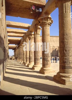 Colonnato orientale del piazzale, il Tempio di Iside, Agikia Island, Lago Nasser, Assuan, Governatorato Assuan, Repubblica d'Egitto Foto Stock