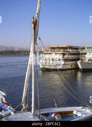 Felucche e navi da crociera sul fiume Nilo, Luxor, Luxor Governatorato, Repubblica d'Egitto Foto Stock