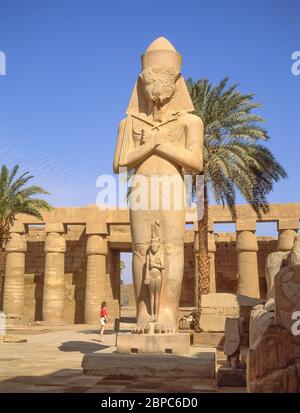 Statua colossale di Ramses II, complesso del tempio di Karnak, El-Karnak, vicino a Luxor, Governatorato di Karnak, Repubblica d'Egitto Foto Stock