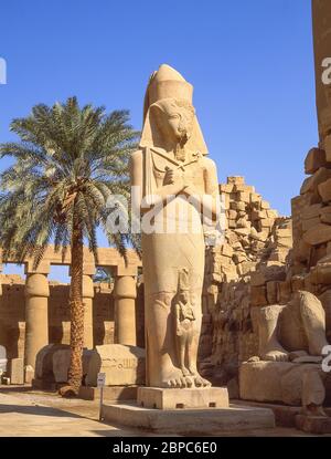 Statua colossale di Ramses II, complesso del tempio di Karnak, El-Karnak, vicino a Luxor, Governatorato di Karnak, Repubblica d'Egitto Foto Stock