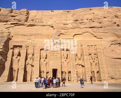 Piccolo tempio di Nefertari, Abu Simbel, Governatorato di Assuan, Repubblica d'Egitto Foto Stock