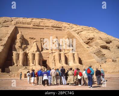 Grande tempio di Ramses II, Abu Simbel, Governatorato di Assuan, Repubblica d'Egitto Foto Stock