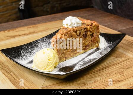 Torta succulenta con noci e gelato Foto Stock