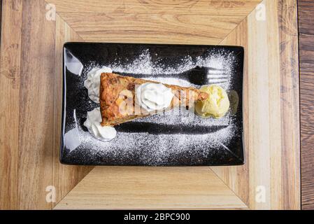 Torta succulenta con noci e gelato Foto Stock