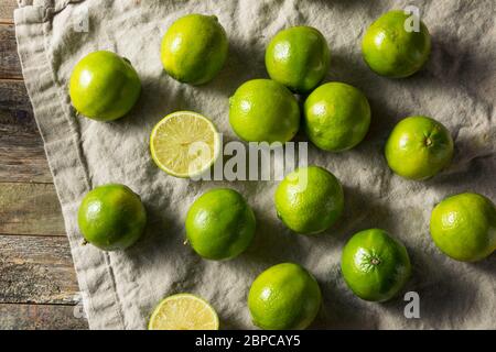 Lime verdi organiche grezze in un mazzo Foto Stock