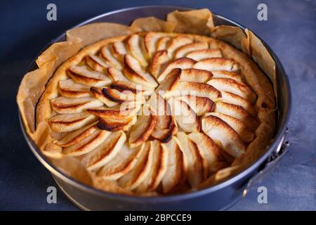 Pasticceria fatta in casa alla cannella, torta di mele dolce appena sfornata, torta di mele tradizionale francese dal forno, piatto da forno Foto Stock