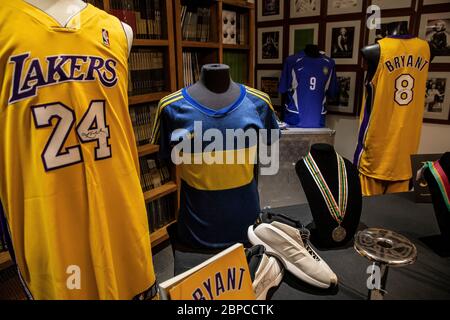 Culver City, Stati Uniti. 18 maggio 2020. Sports Legends con Lakers basket grande Kobe Bryant a JulienÕs Auctions. 5/18/2020 Culver City, CA USA (Foto di Ted Soqui/SIPA USA) Credit: Sipa USA/Alamy Live News Foto Stock