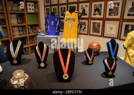 Culver City, Stati Uniti. 18 maggio 2020. Sports Legends con Lakers basket grande Kobe Bryant a JulienÕs Auctions. 5/18/2020 Culver City, CA USA (Foto di Ted Soqui/SIPA USA) Credit: Sipa USA/Alamy Live News Foto Stock