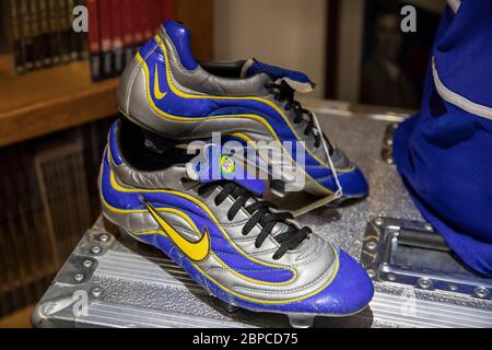 Culver City, Stati Uniti. 18 maggio 2020. Sports Legends con Lakers basket grande Kobe Bryant a JulienÕs Auctions. Scarpe Nike Match Coppa del mondo 1998 indossate da Ronaldo. (Foto di Ted Soqui/SIPA USA) Credit: Sipa USA/Alamy Live News Foto Stock