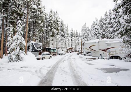 Una nevicata a metà maggio copre i camper dei dipendenti nel Parco nazionale di Yellowstone, USA Foto Stock