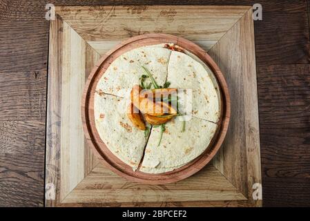 Tavola di legno servita pizza sandwich Foto Stock