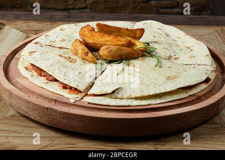 Tavola di legno servita pizza sandwich Foto Stock