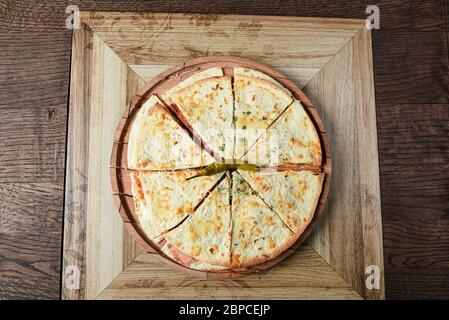 Tavola di legno servita pizza sandwich Foto Stock