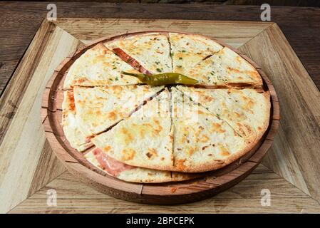 Tavola di legno servita pizza sandwich Foto Stock