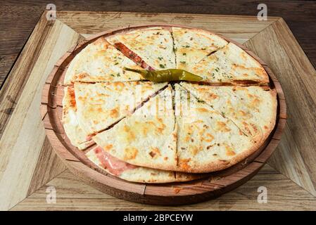 Tavola di legno servita pizza sandwich Foto Stock