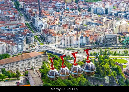 Pittoresca vista aerea della città di Grenoble, regione Auvergne-Rhone-Alpes, Francia. Funivia di Grenoble-Bastille in primo piano Foto Stock