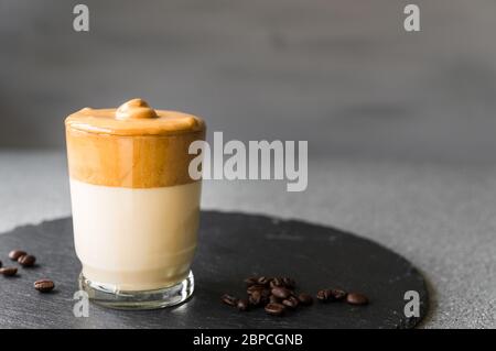 Mousse di panna montata al caffè Dalgona su sfondo grigio. Foto Stock