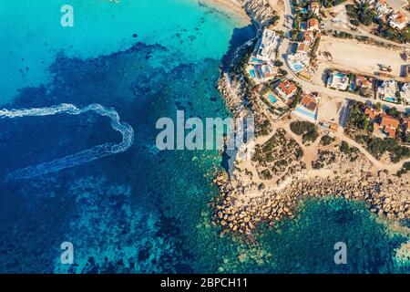 Paradiso tropicale spiaggia con acqua di mare mediterraneo, vista aerea. Concetto di viaggio e turismo. Foto Stock