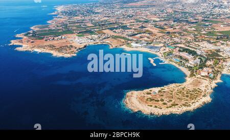 Panorama aereo della costa di Cipro con spiagge, baia e alberghi. Concetto di viaggio. Foto Stock