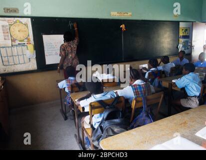 Basseterre St Kitts insegnante di scrittura su lavagna in classe Foto Stock