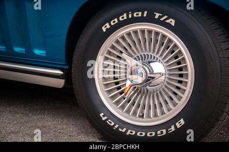 TORONTO, CANADA - 08 18 2018: Ruota anteriore con copertura cromata e BFGoorich radiale T/A pneumatico blu 1966 Chevrolet Corvette Sting Ray coupé oldtimer auto Foto Stock