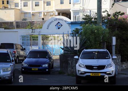 Auto di Grenada di St George parcheggiate fuori dall'edificio dell'autorità nazionale delle lotterie Foto Stock