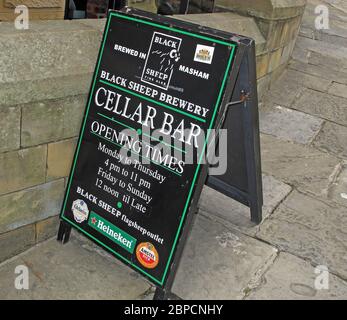 The Cellar Bar, Station Road, Batley, West Yorkshire, Inghilterra, Regno Unito, sulla Transpennine Real Ale Trail Foto Stock