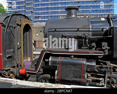 ELR,East Lancass Railway, East Lancashire Railway Bury station, Greater Manchester, England, UK - Man Uncoupling Engine from Carriage Foto Stock