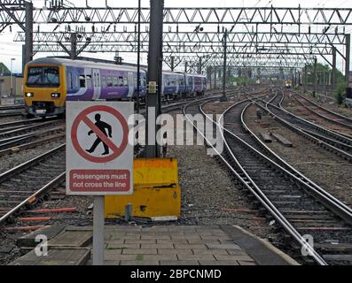 I passeggeri della ferrovia non devono attraversare il cartello della linea Northern Rail Foto Stock