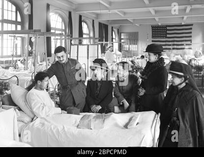 Parenti in visita ad un soldato francese ferito nell'ospedale militare americano No. 1 sostenuto dalla Croce Rossa americana, Neuilly, Francia, Lewis Wickes Hine, American National Red Cross Photograph Collection, giugno 1918 Foto Stock